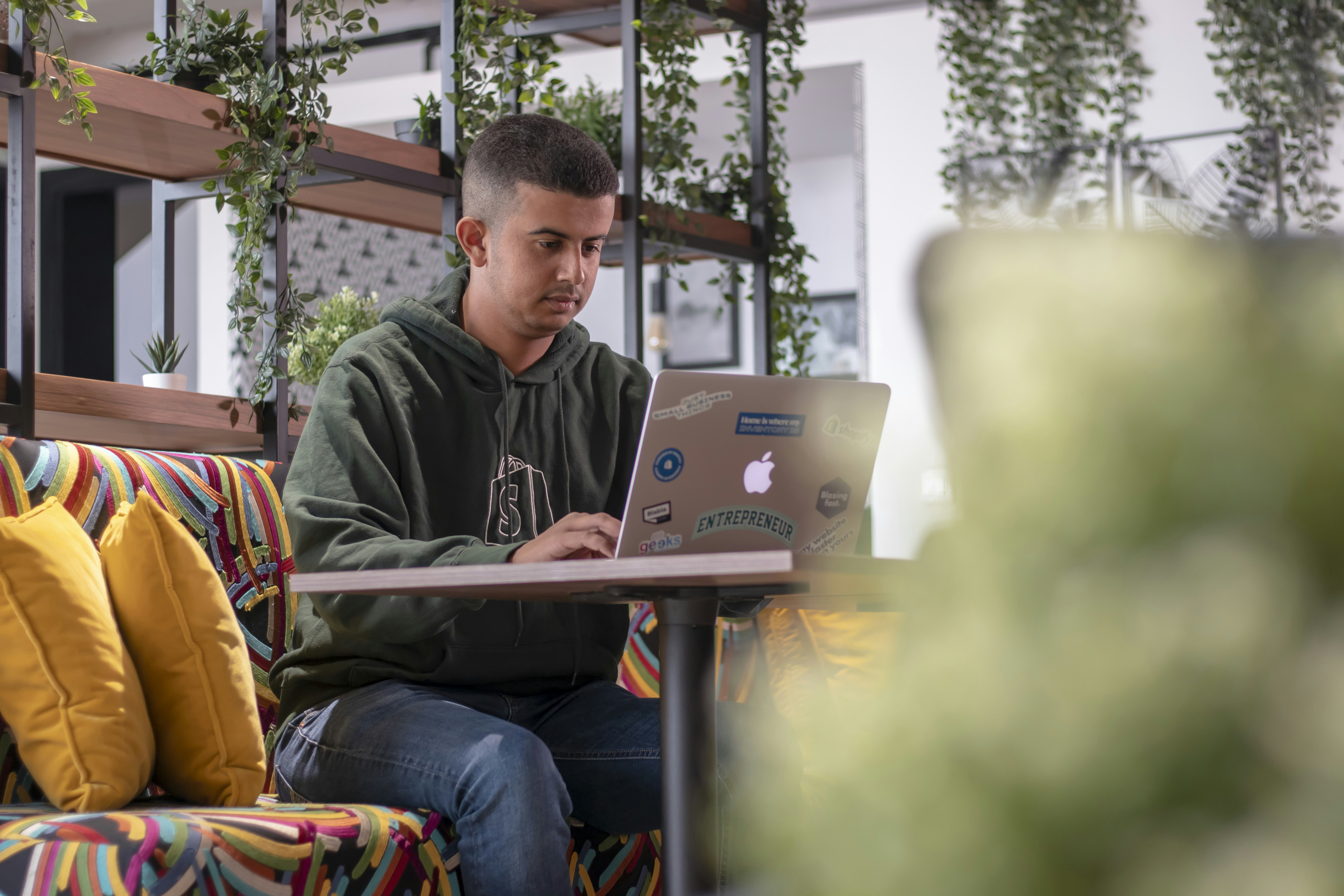 Comparison between Freelancers and Agencies for Shopify Development